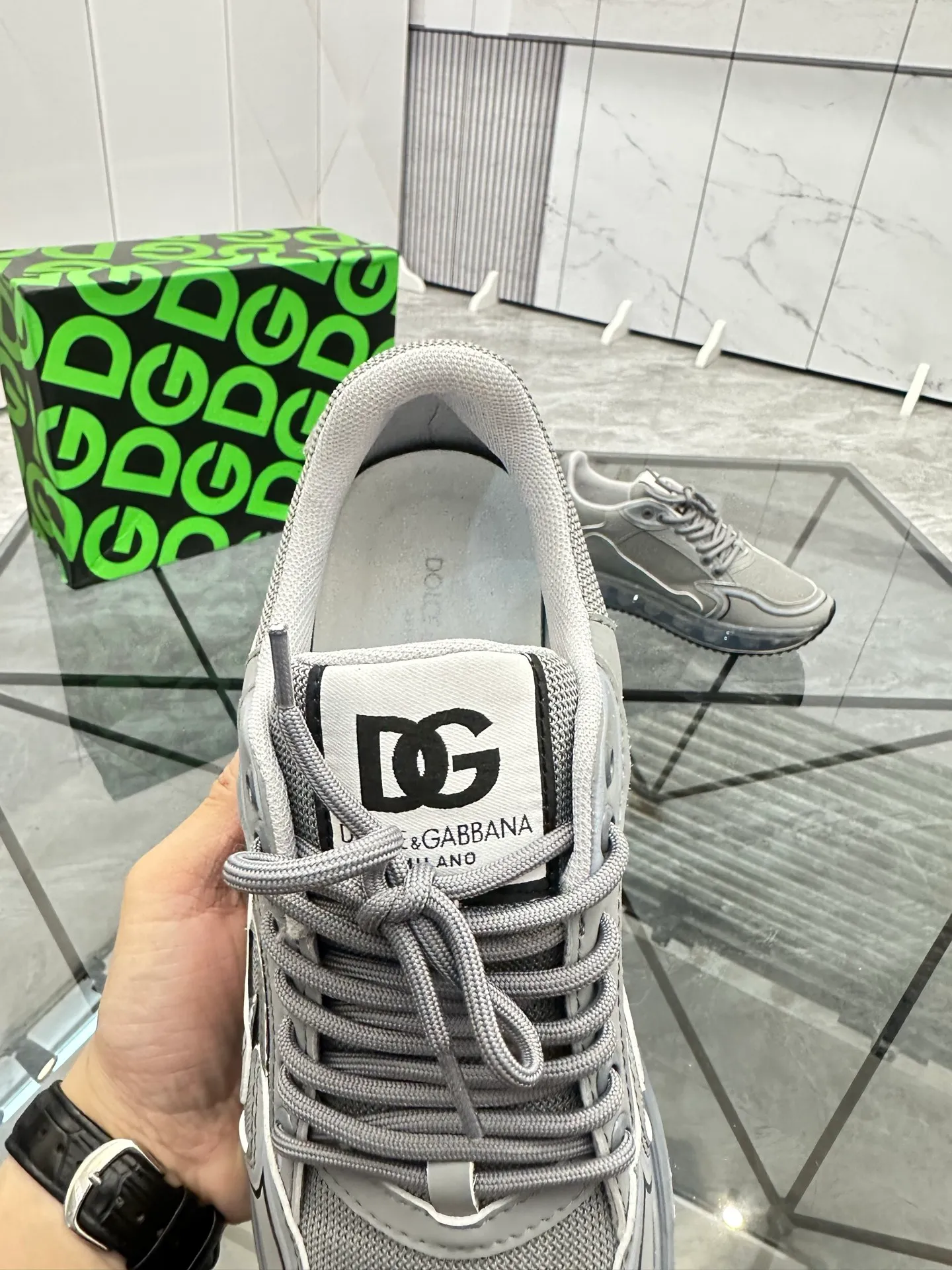 Men's shoes: 💰P500¥ Product trademark: DG "Dolce & Gabbana" low-top casual shoes Regular size: 35-44 (45.46 can be customized) Couple style Product materials: Upper imported cowhide stitching original material, breathable lining, original outsole. Number: 803
